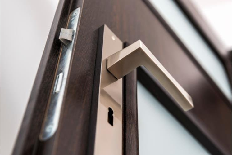 Maniglia per porta in legno