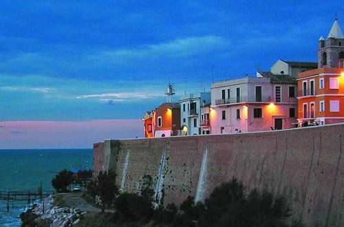 Panorama fronte mare con edifici illuminati
