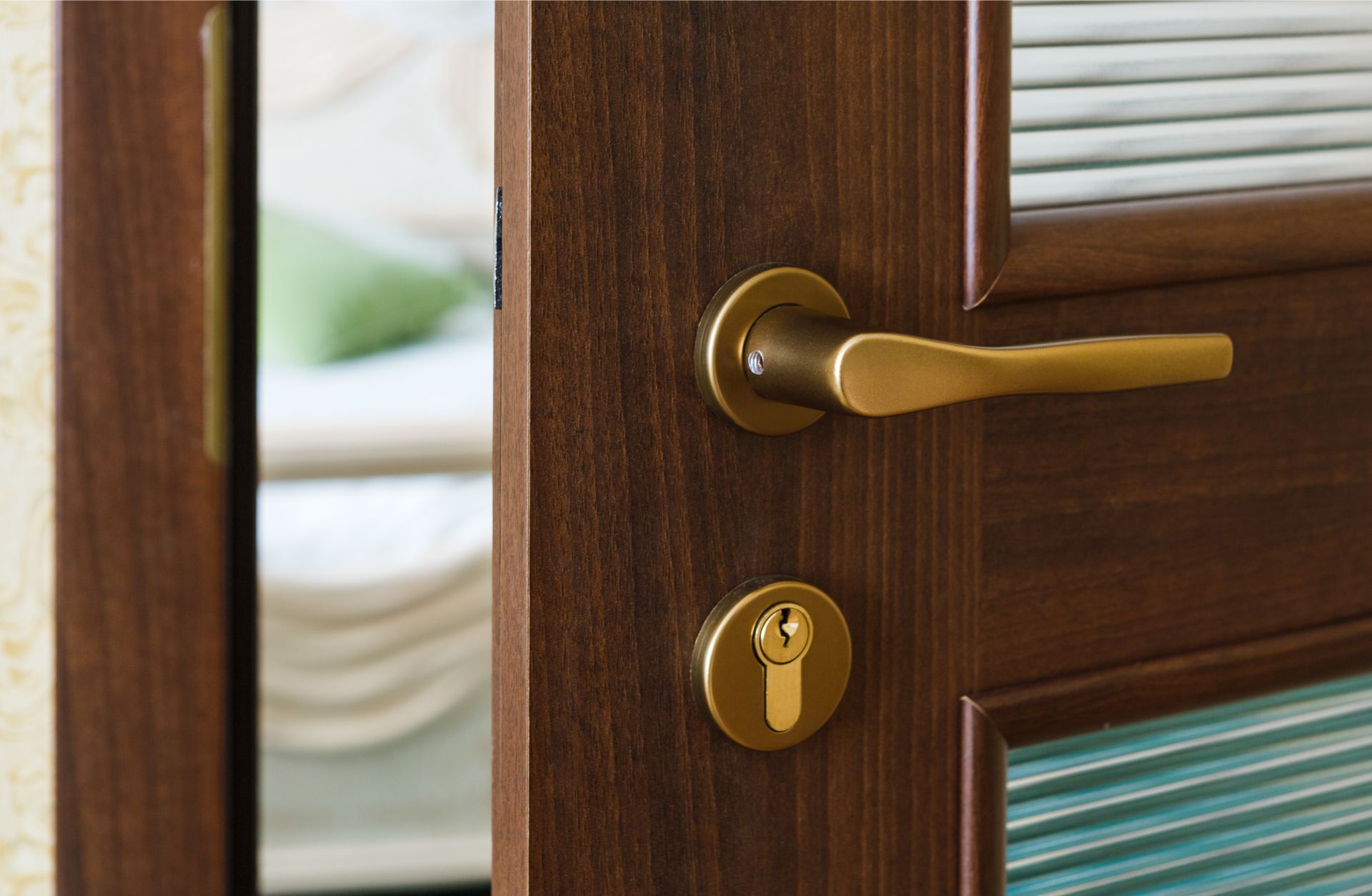 porta in legno con serratura e maniglia in ottone