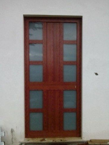 portone in legno con dettagli in vetro