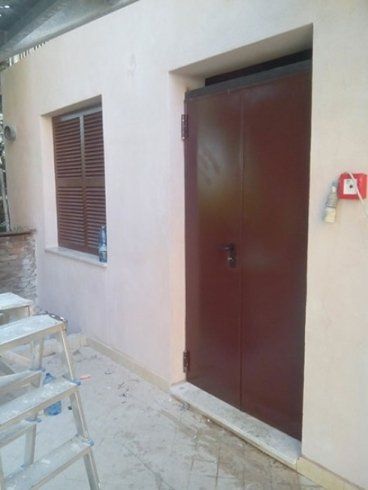 porta scura in ferro