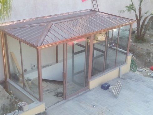 costruzione di una veranda con porta finestra