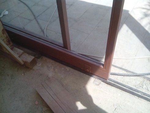 installazione di una porta a vetri scorrevole