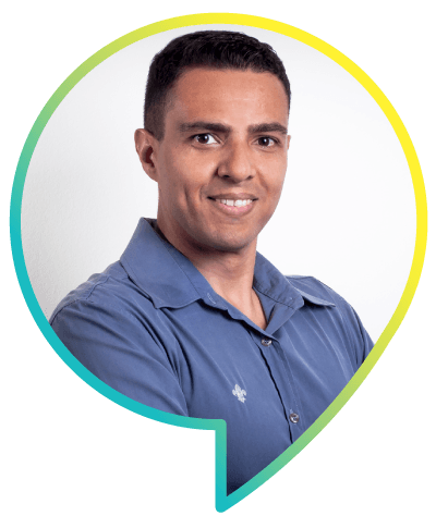Um homem de camisa azul está sorrindo em um balão de fala.