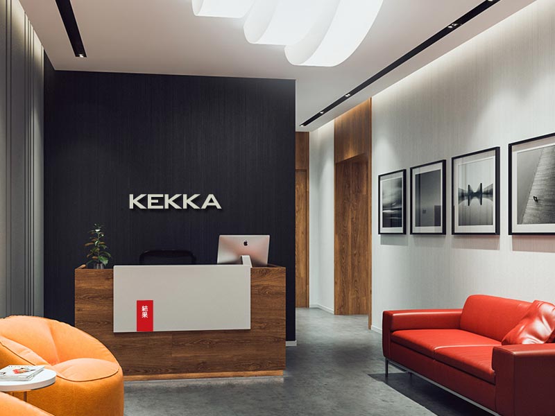 Uma sala de espera com um sofá vermelho e uma mesa que diz kekka