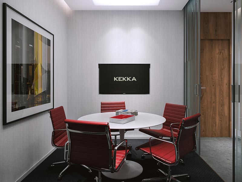 Uma sala de conferências com mesa redonda e cadeiras vermelhas