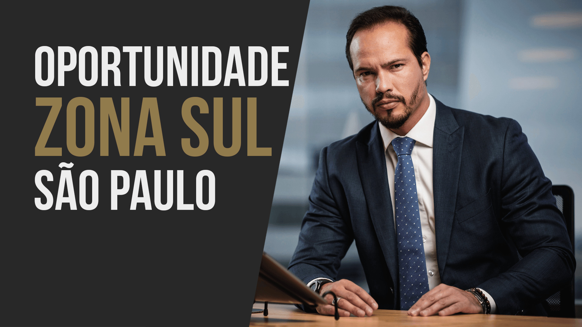 Um homem de terno e gravata está sentado em uma mesa.