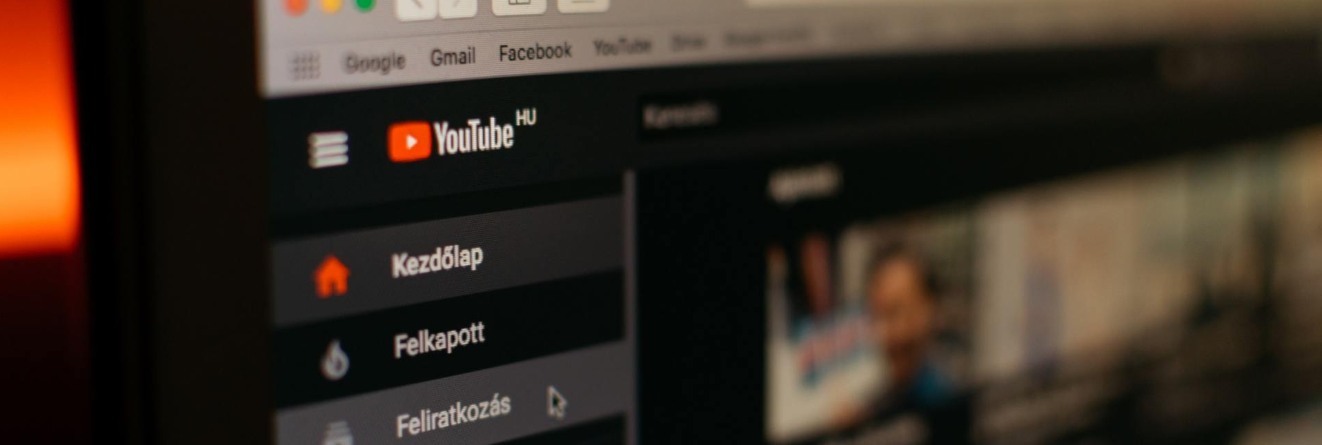 Um close de uma tela de computador com o logotipo do YouTube.