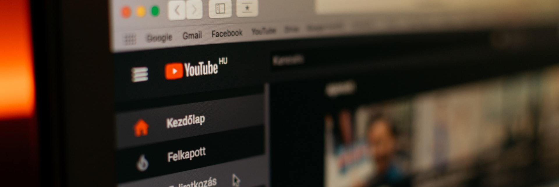 Um close de uma tela de computador com o logotipo do YouTube.