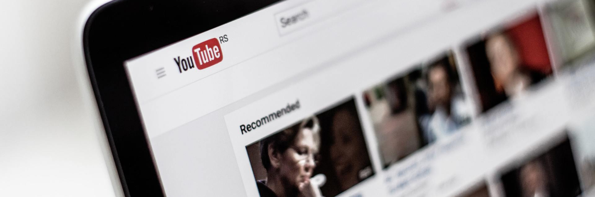 Um close da tela de um tablet exibindo um canal do YouTube.