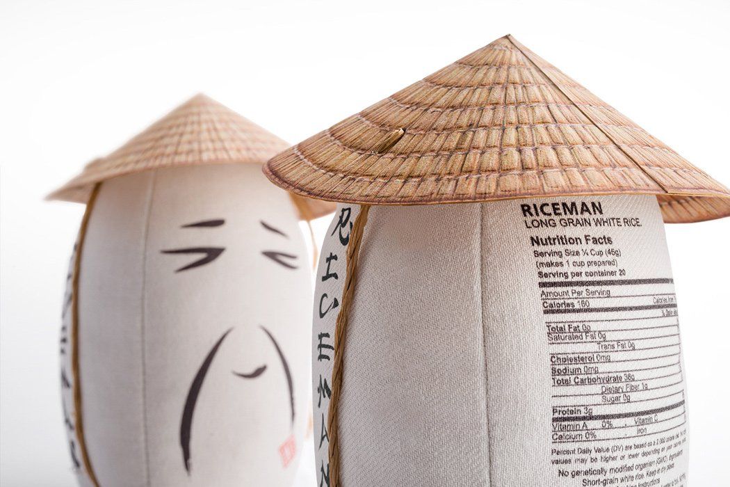Dois recipientes em forma de arroz com chapéus de palha neles
