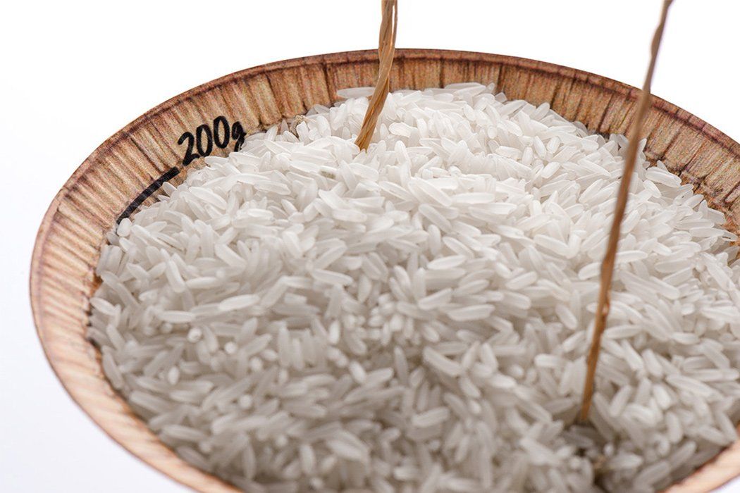 Uma tigela de madeira cheia de arroz branco com o número 200 nela