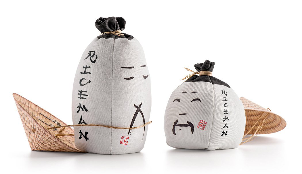 Duas sacolas com inscrições chinesas estão uma ao lado da outra