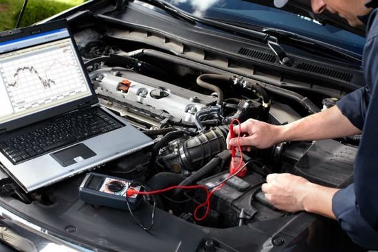 diagnosi computerizzata di un motore auto