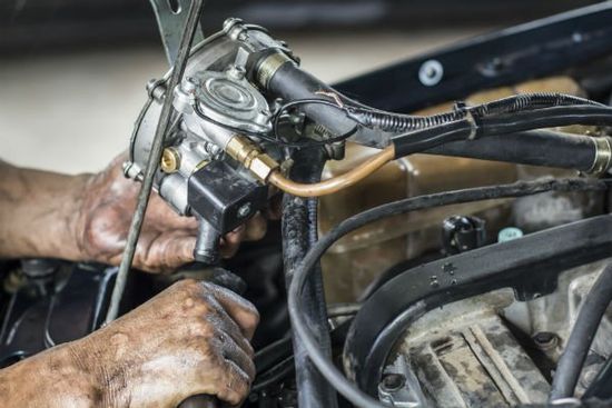 meccanico durante una riparazione