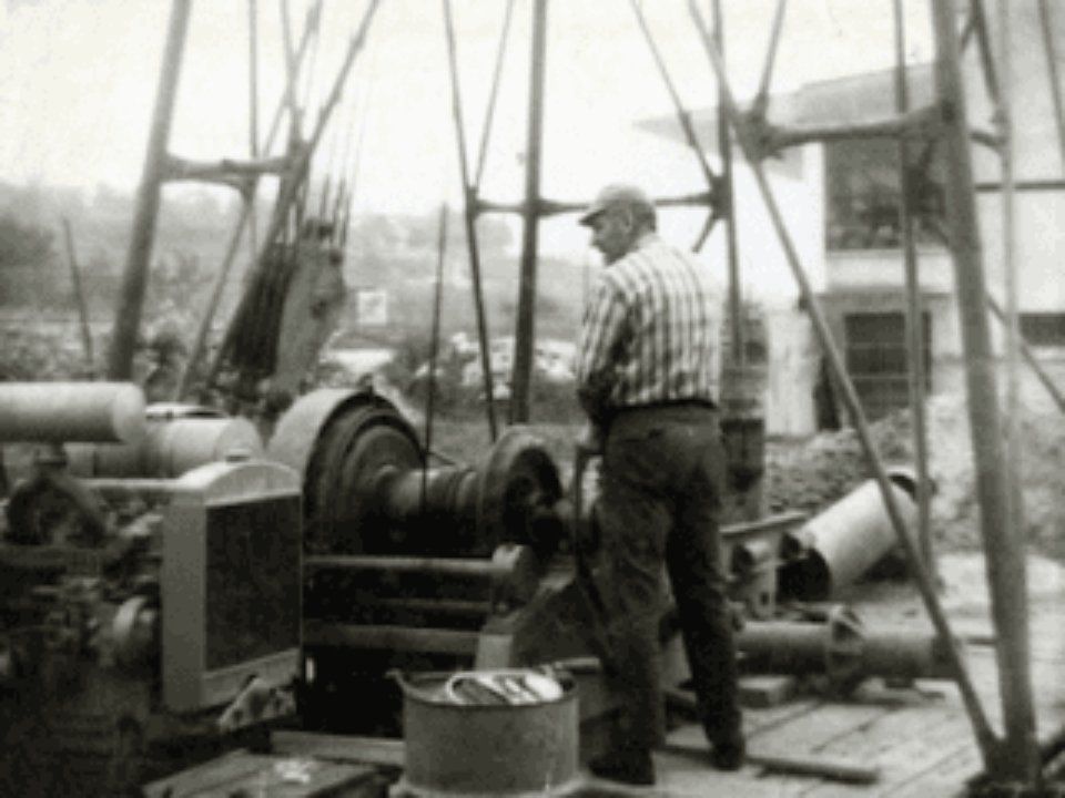 Bohrung in altem Foto