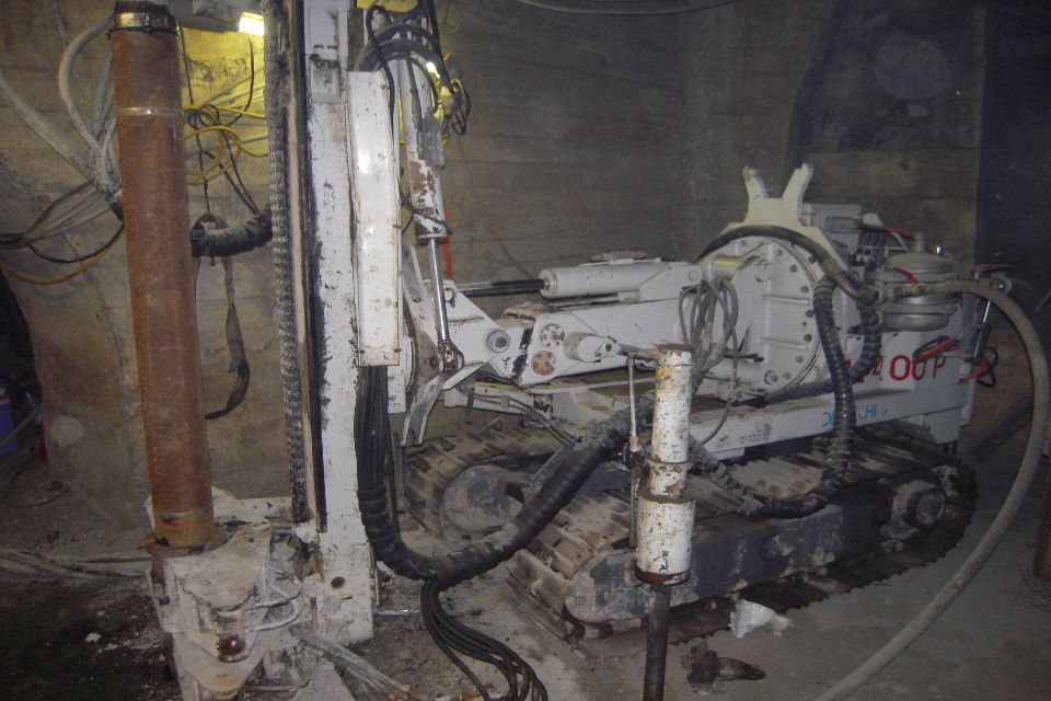 Macchina per perforazione ad aria compressa