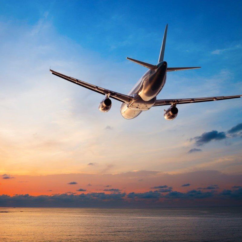 un aereo in volo