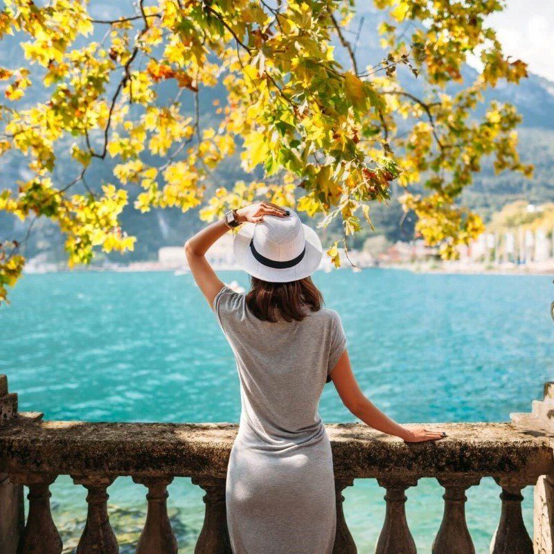 una donna che ammira un paesaggio