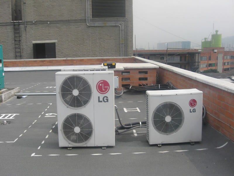 Dos acondicionadores de aire están en el techo de un edificio.