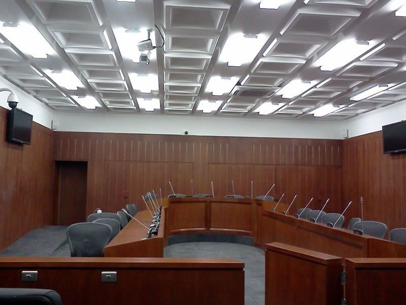 Una sala de conferencias con un techo que tiene muchas luces.
