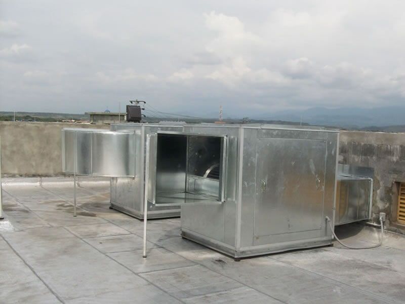 Dos cajas de metal están colocadas encima de un techo.