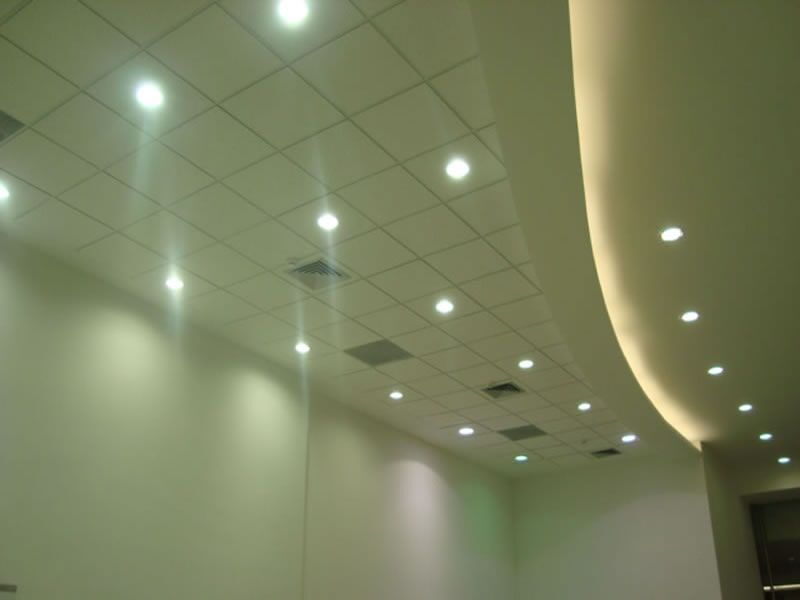 Una habitación con techo curvo y muchas luces.