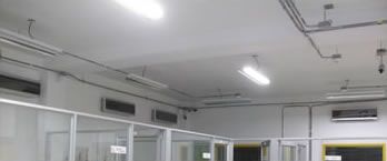Hay muchas luces colgando del techo en esta habitación.