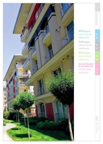 Un edificio con muchos balcones y árboles al frente.