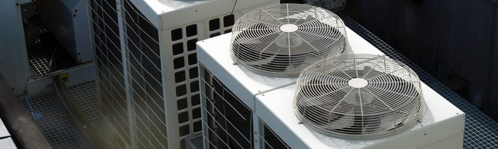 Dos aparatos de aire acondicionado están colocados uno encima del otro en un techo.