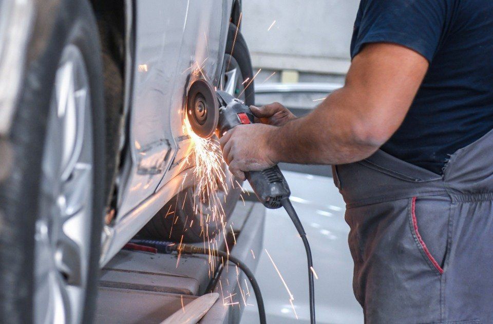 Lavorazione carrozzeria auto