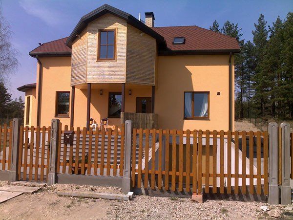 skats uz māju no ielas
