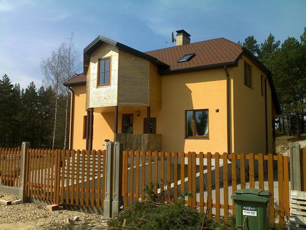 pabeigta māja no ielas puses