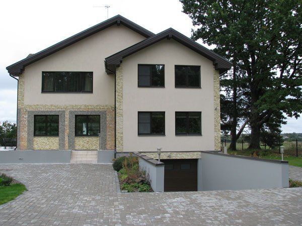 māja ar nobrauktuvi uz garāžu