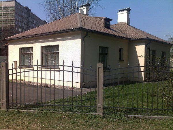Renovēta dzīvojamā māja no sāna