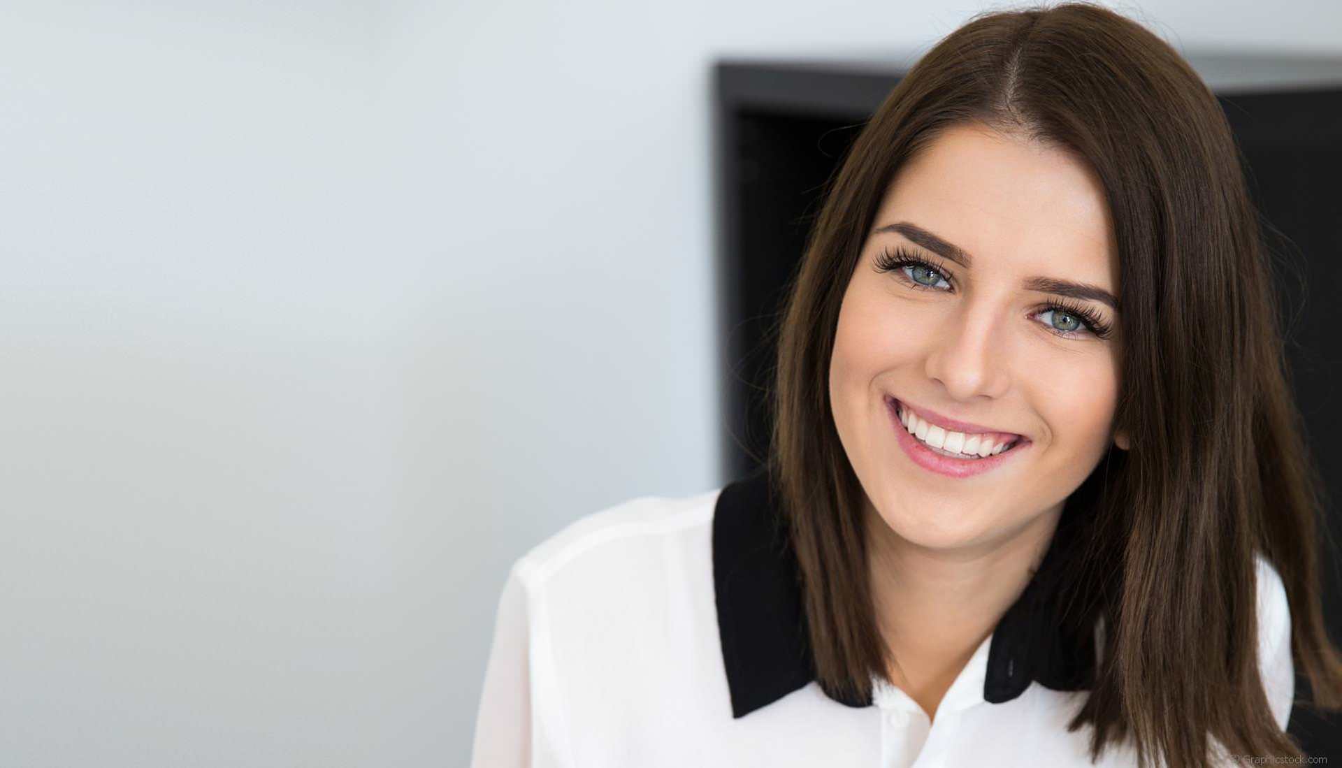 Schöne weiße Zähne mit Bleaching, Veneers und mehr