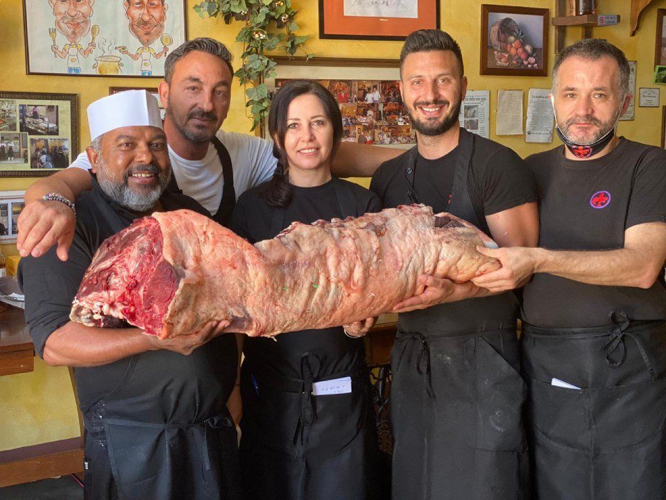 team dell'osteria tipica toscana con specialità di carni locali