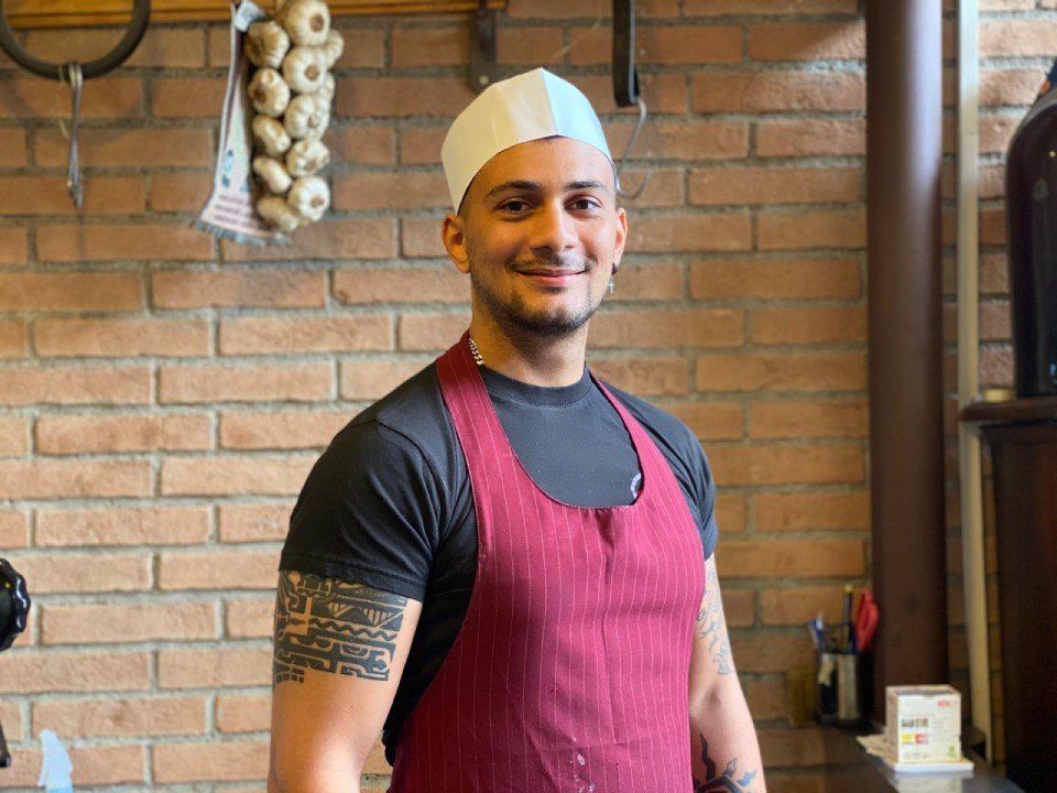 membro dello staff del locale di specialità e piatti tipici toscani