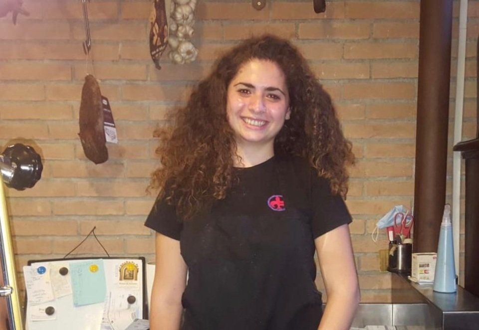 cameriera dell'osteria con cucina toscana