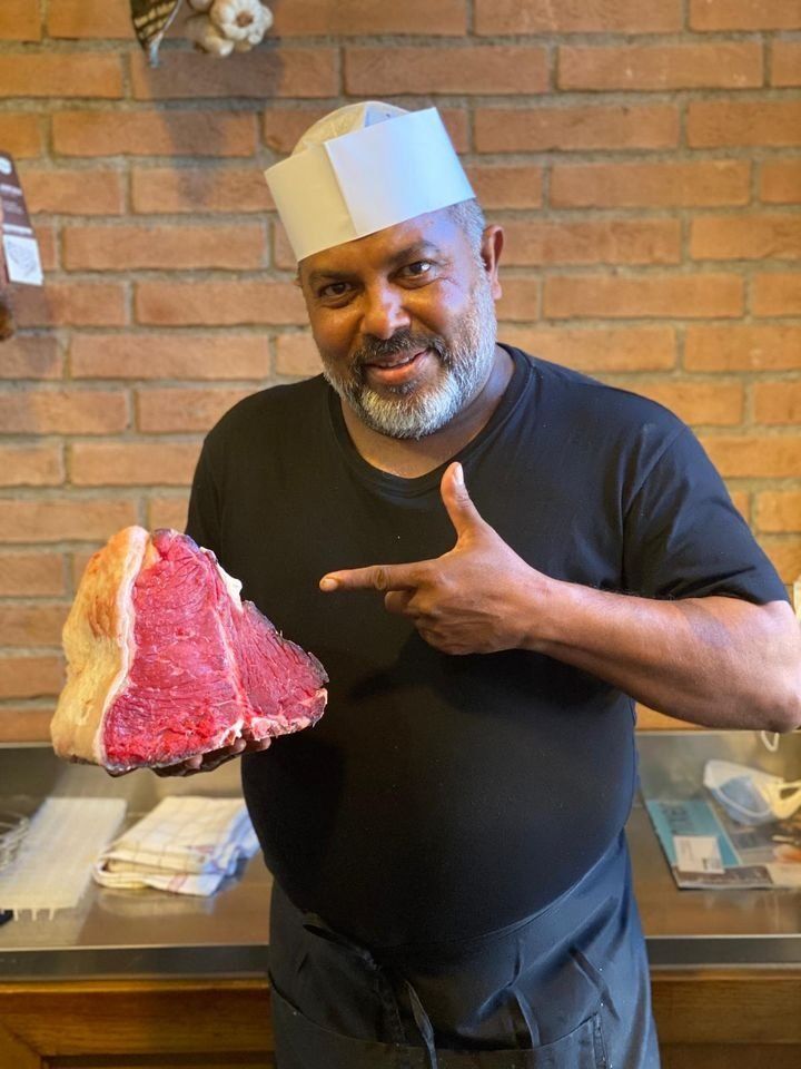 membro dello staff del ristorante con specialità di carne toscane
