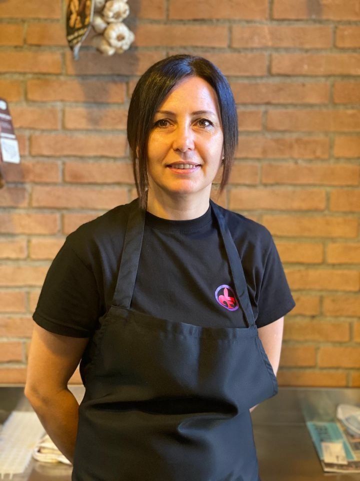 cameriera del ristorante con cucina tipica fiorentina e toscana