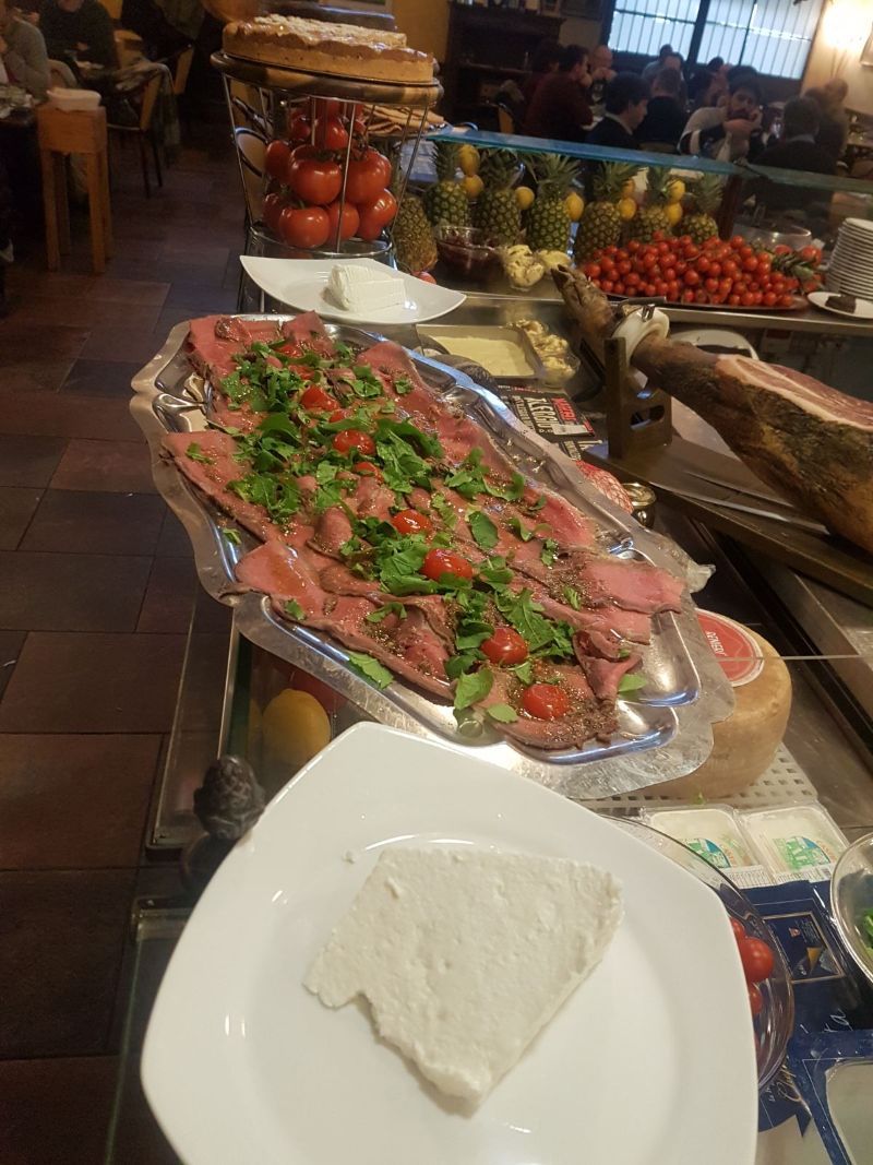 vassoio con antipasto di prodotti toscani