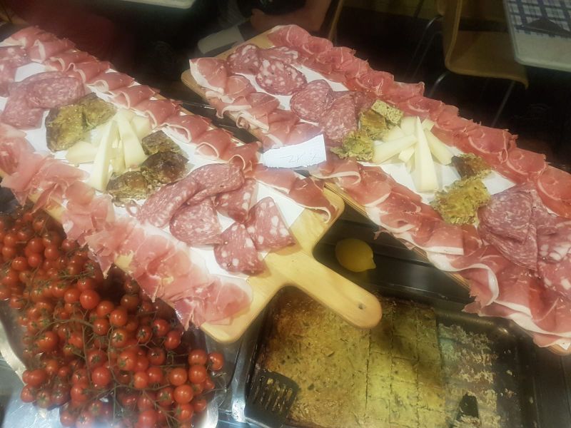 taglieri di prodotti gastronomici toscani