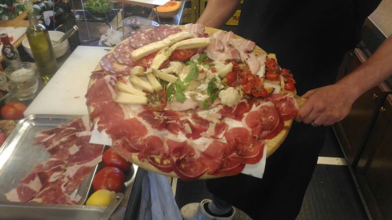 antipasto con specialità della gastronomia toscana
