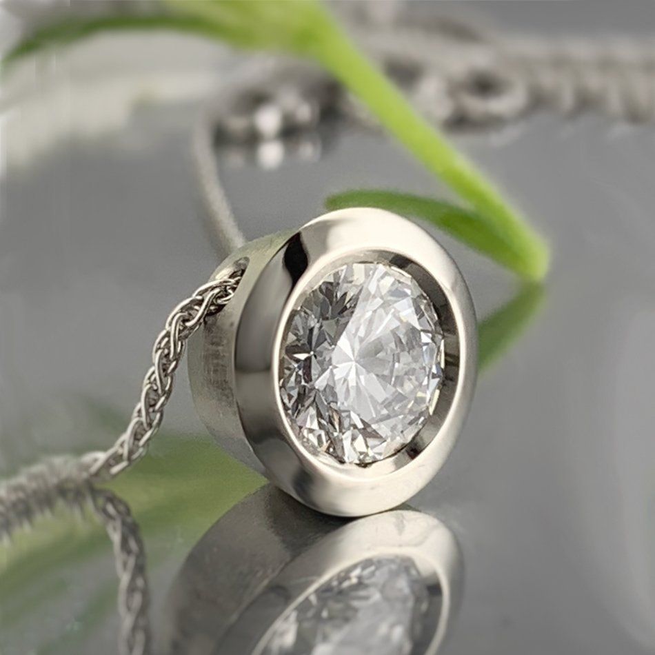 A close up of a necklace with a diamond in the center