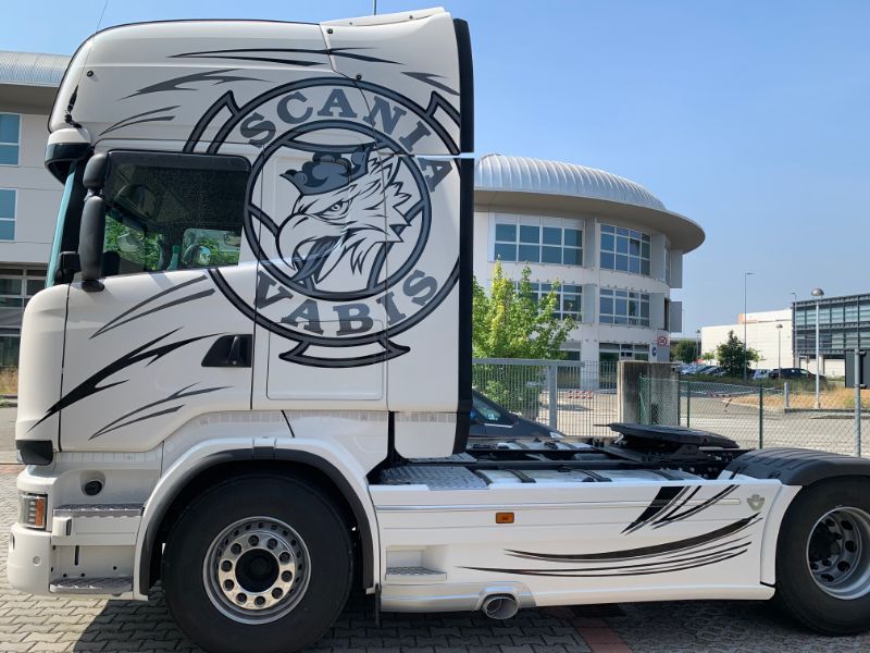 trattore Scania con decorazione grafica