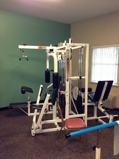A gym with a machine that says ' exercise ' on it
