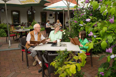 Großeltern essen im Restaurant