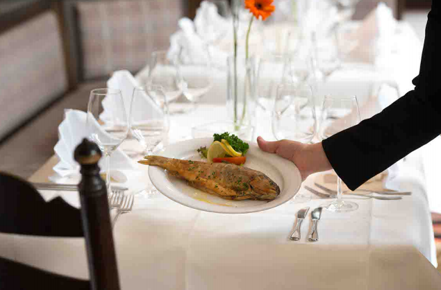 Fisch wird im Restaurant serviert