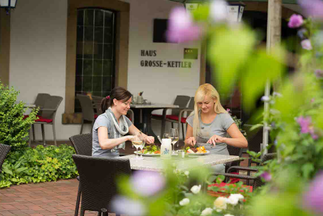 Zwei Frauen essen im Restaurant